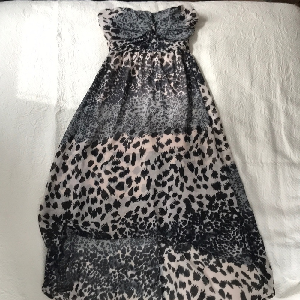 Strapless patterned dress